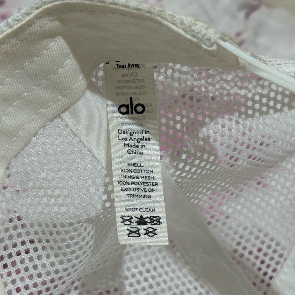 ALO Yoga White Cap - Picture 2 of 9